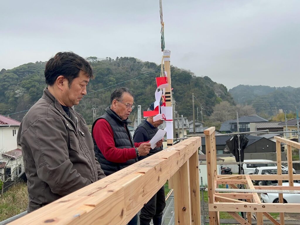 御宿町 民泊新築工事今回は、以前民泊の地鎮祭を行った民泊の上棟式を投稿させていただきます！！上棟式は、骨組(柱や屋根)を最後まで作り上げることを言います。