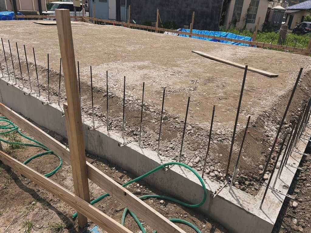 御宿町 カフェ新築工事今回はカフェの新築工事です！民泊の投稿があると思いますがその横にカフェを建てたいと同じお客様から依頼がありました！斜めになっている土地なので基礎工事は大掛かりになってます！今後も投稿していきます！⁡