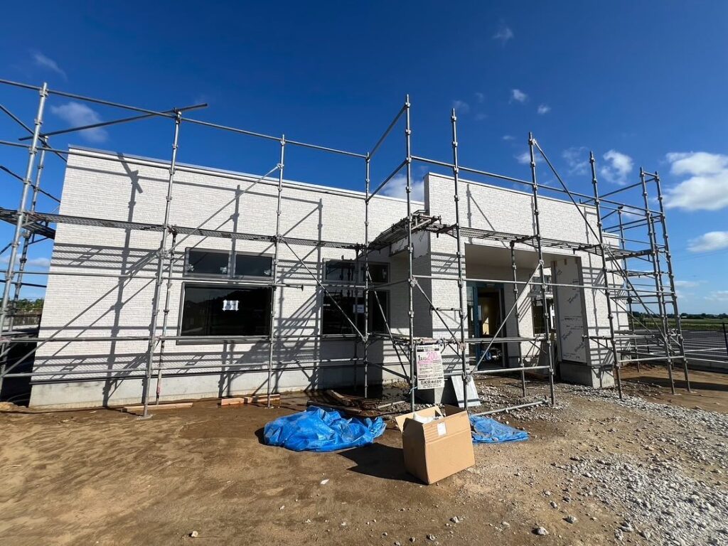 山武市 調剤薬局新築工事今回は、山武市に医療センターができますがその前にある調剤薬局の設計・施行をしてます！途中経過をお伝えします！上棟をこの間載せましたが、外壁工事も終わり今は内部をやっています！だいぶ調剤薬局らしくなってきました！内部のボードを貼り終えたのでこれから内装に入ります！今度も発信していきます！⁡