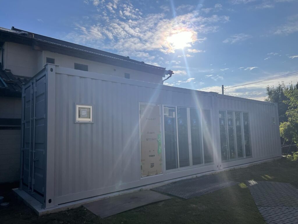 御宿町 民泊今回は、日本の建築基準に合ったコンテナが現場に届きましたので投稿します！まだ内装はこれからですが、コンテナが来たことで内部を仕上げる作業に入ります！