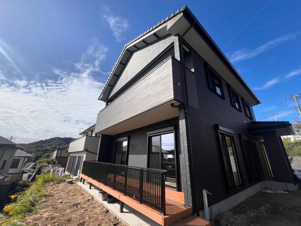 勝浦市 I様邸 住宅今回は設計を頼まれた物件の完了検査があるということでお邪魔させてもらいました！LDKには和室も隣接しており、広く感じました！そしてウッドデッキもあって日光浴なども楽しめそうです！小屋裏はちょっとしたプライベート空間でいいなと感じました！⁡