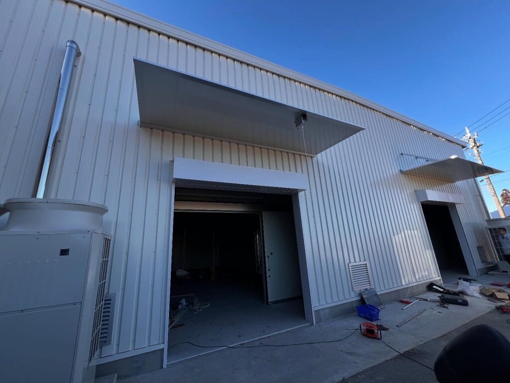 山武市 野菜倉庫今回は設計業務を携わらせていただいた物件の完了検査にお邪魔してきました！既存の冷蔵庫では足りないということで新たに補助金を使った建物です！完了検査も無事終わり、検査済証まで発行されて良かったです！