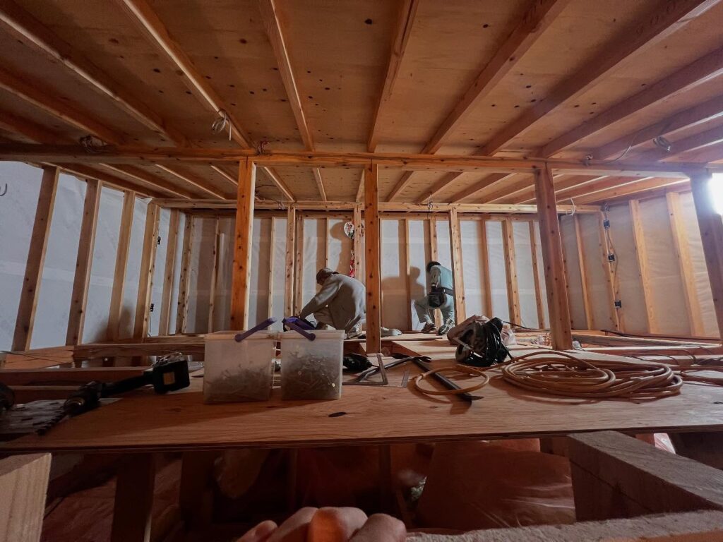 御宿町 カフェ 小屋裏追加工事以前紹介した御宿町カフェ新築工事で工事を終えたのですが小屋裏を作りたいというお施主様のご要望で勾配天井の場所に小屋裏の追加工事が入りました！小屋裏もカフェから見える場所になるため完成が楽しみです！