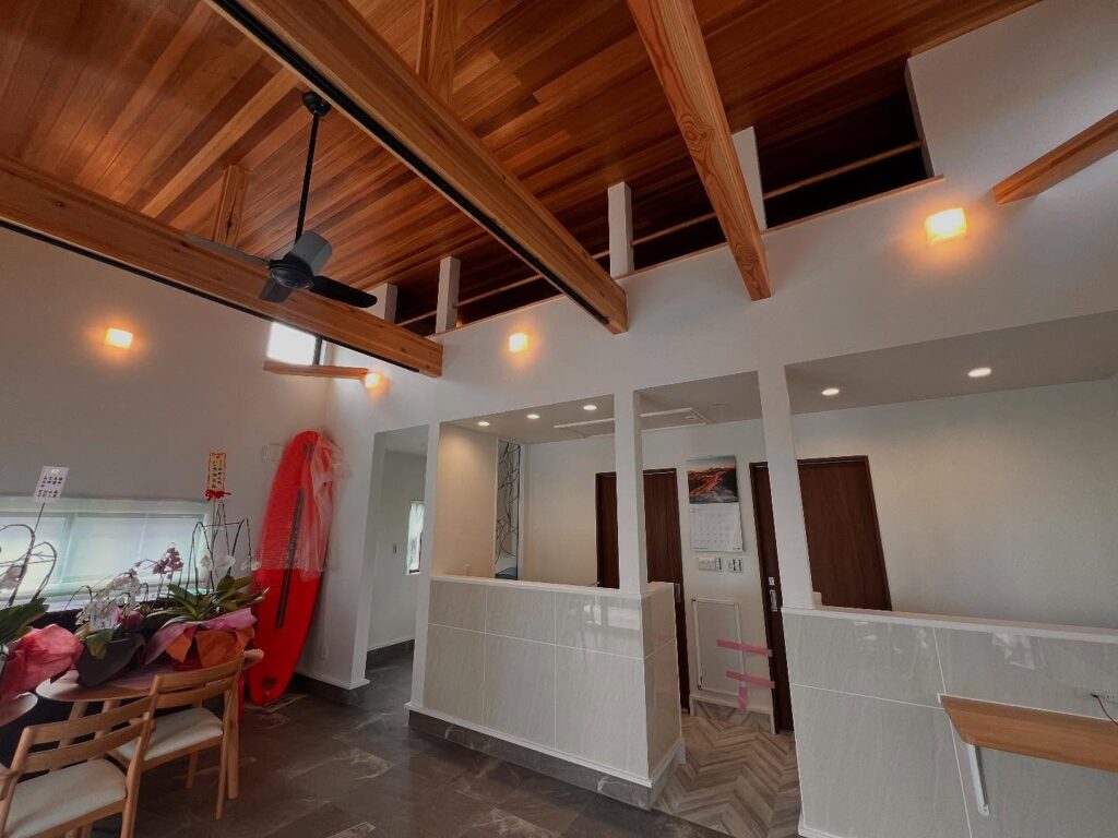 御宿町 カフェ 小屋裏追加工事小屋裏の追加工事が終わりました！小屋裏の床はコルクの床になってますお客さんのご要望で初めて入れましたがいい感じです！