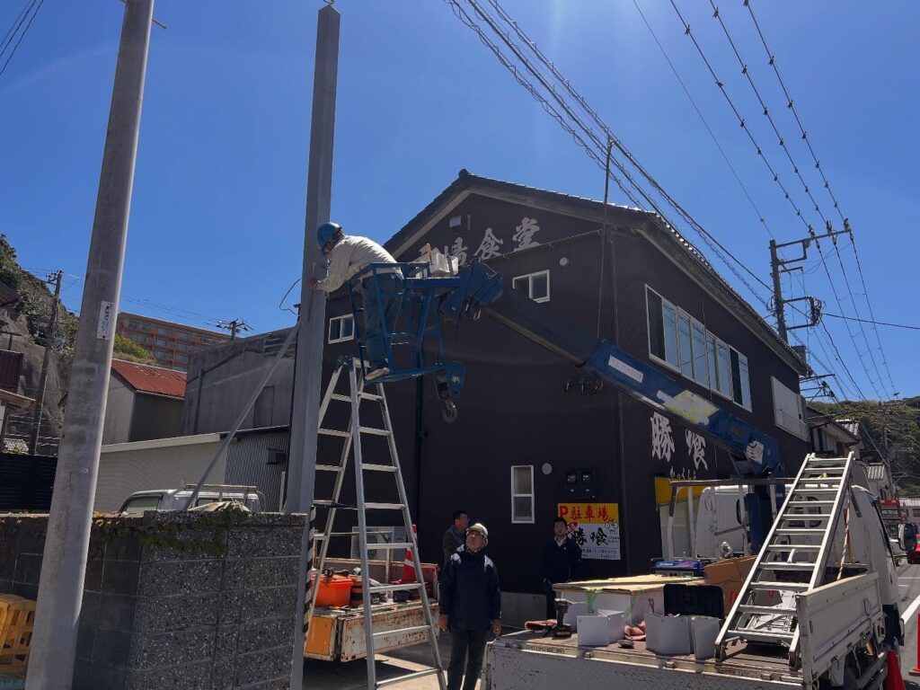 勝浦市 勝喰 看板工事今回、勝浦市勝喰の看板が風で壊れてしまったということで今回、看板を新しくしました！前回の看板とあまり変えていませんが新しくなり綺麗になりました！！